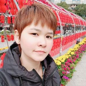 Cô ưa chuộng mốt "bỏ quên" nội y để thả rông vòng một.